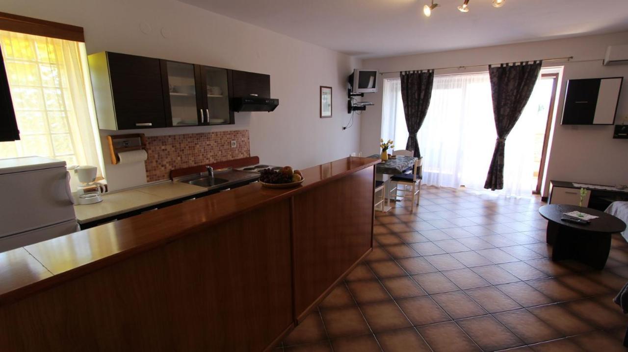 Apartments And Rooms Jelka Malinska Dış mekan fotoğraf